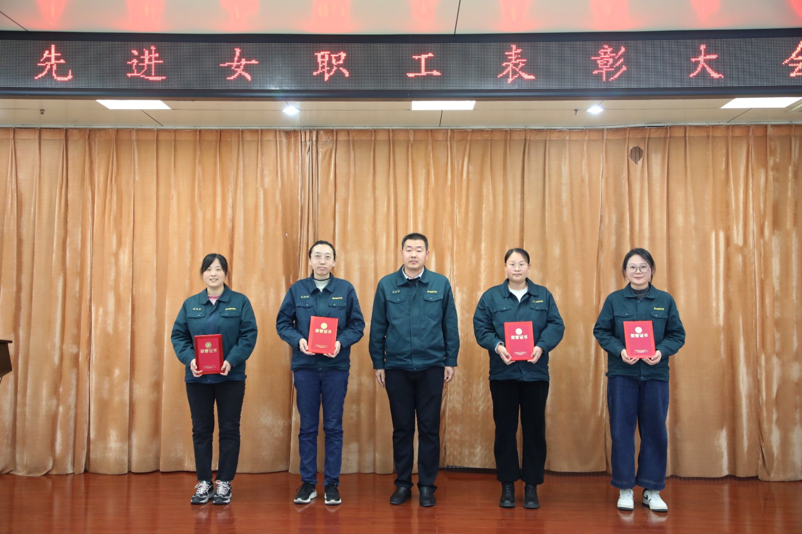 山重建機(jī)公司工會舉辦2024年度先進(jìn)女職工表彰大會 暨“花樣芳華，巾幗綻彩”插花活動